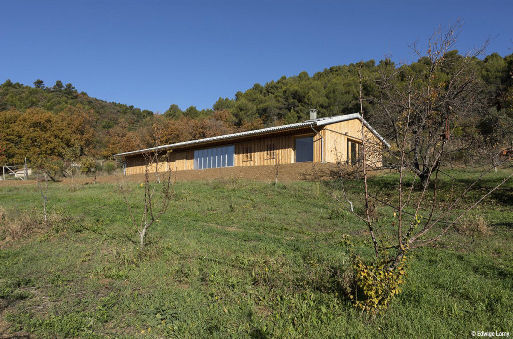 Hangar agricole en bois de la Maison de la Biodiversité La Thomassine