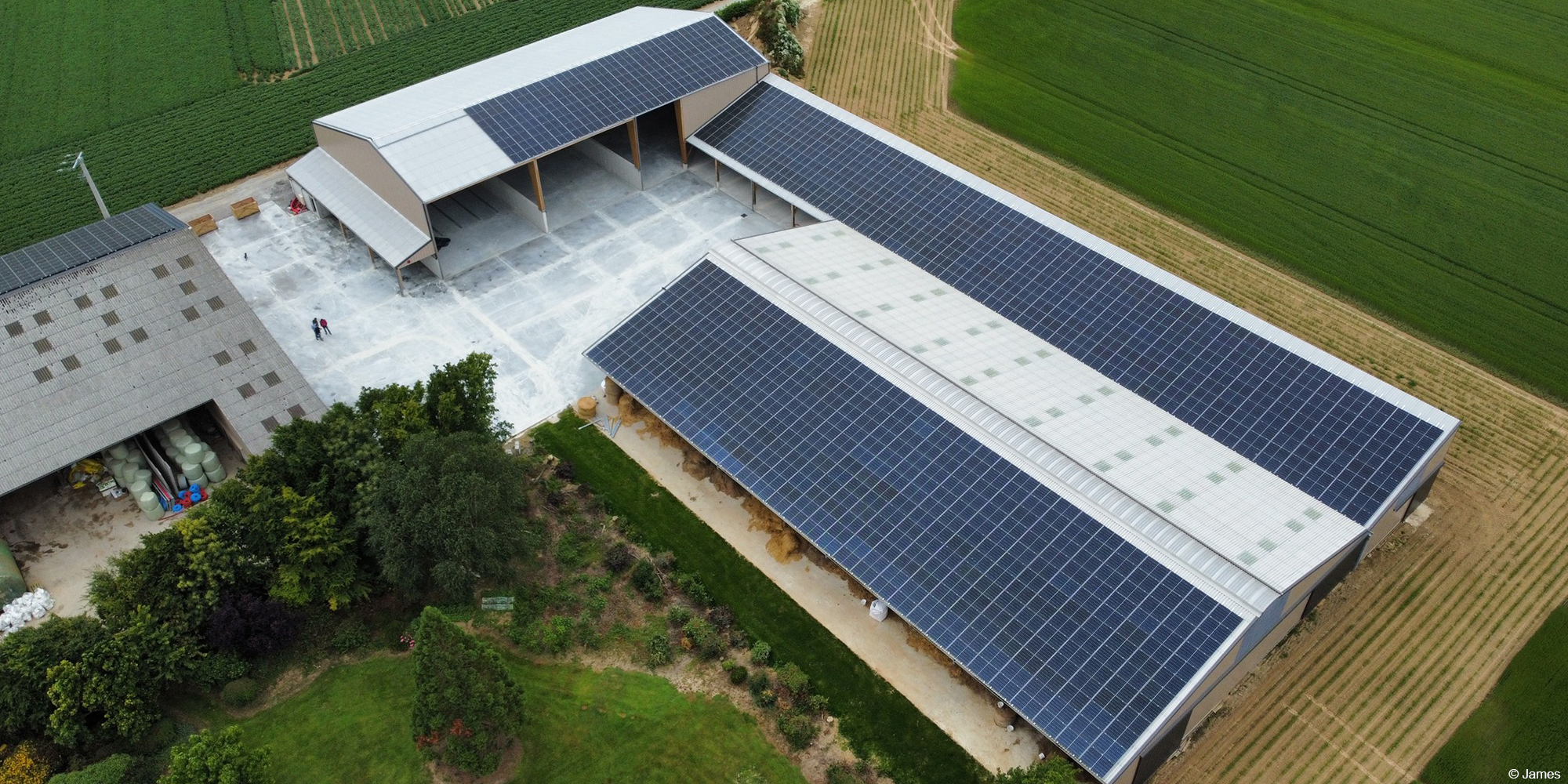 Bâtiment agricole en bois et panneaux photovoltaïques