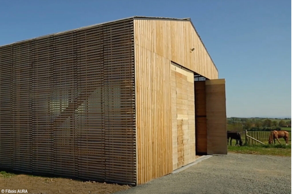 Hangar à fourrage en bois