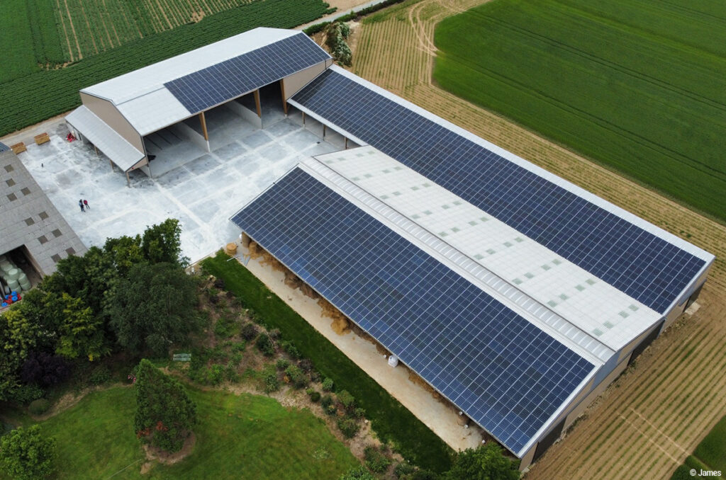 Exploitation agricole en structure bois avec panneaux photovoltaïques