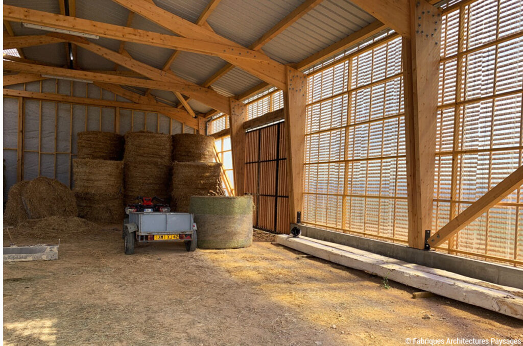 Hangar à fourrage en bois