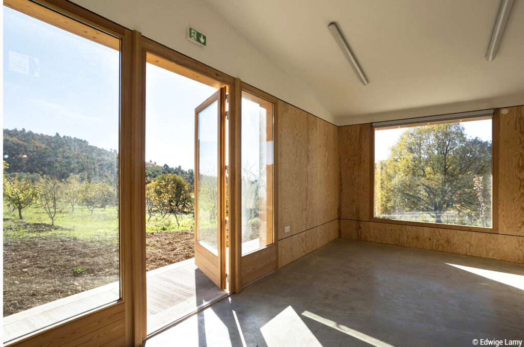 Hangar agricole en bois de la Maison de la Biodiversité La Thomassine