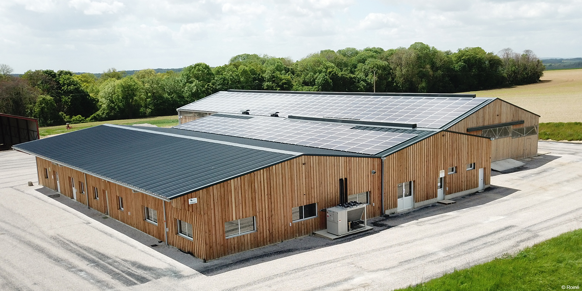 Bâtiment agricole en bois et panneaux photovoltaïques